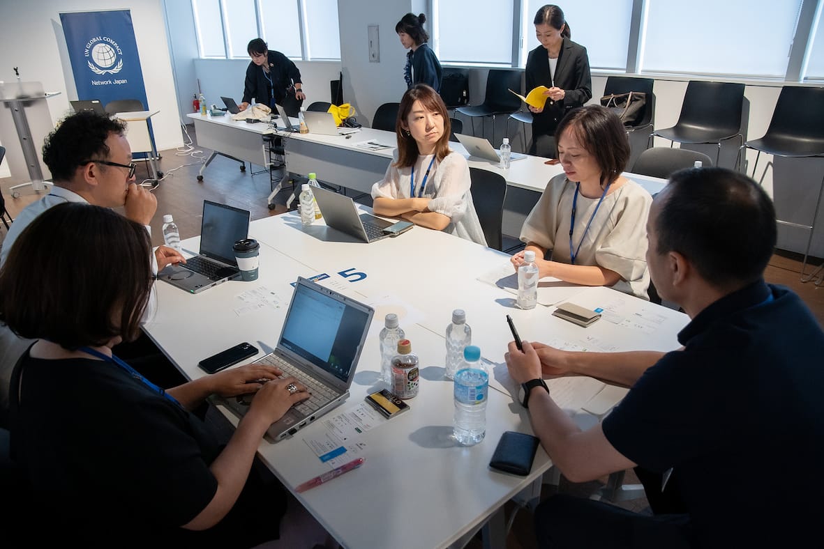 意見交換を行う参加者