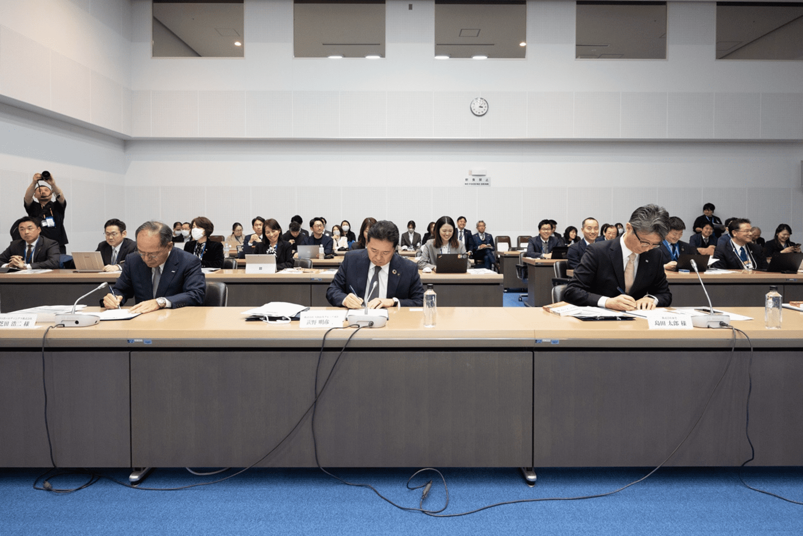 宣言書に署名をする社長の皆様