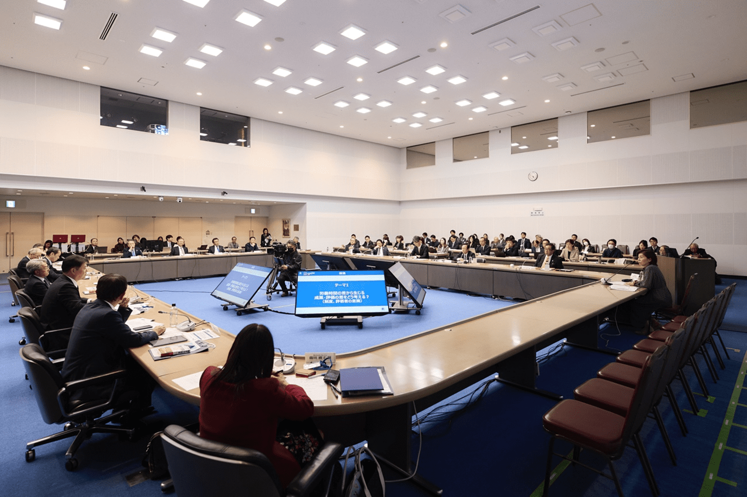 国連大学本部ビル エリザベス・ローズ会議場のラウンドテーブルにて議論を交わす17社のトップのみなさん