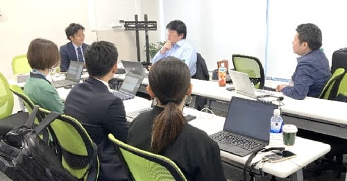 会員間の情報交換の様子